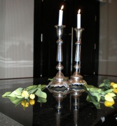Vladimiro Beresniovo nuotraukoje: degančios žvakelės, pastatytos ant gyvų gėlių žiedų kilimo, visiems Atminimo valandos dalyviams  tarsi dar kartą priminė, koks trumpas žmogaus gyvenimas...